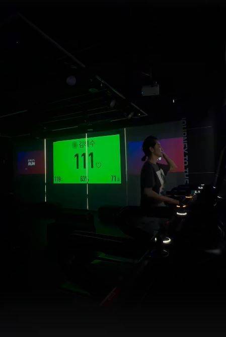 [서울=뉴시스] 배우 김혜수가 7일 소셜미디어에 런닝머신에서 달리기 하고 있는 모습을 담은 영상과 사진 여러 개를 올렸다. (사진=김혜수 인스타그램 캡처) 2025.07.07. photo@newsis.com *재판매 및 DB 금지