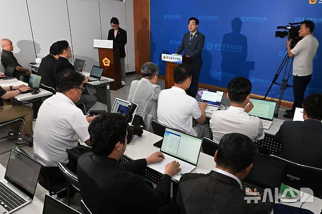 [광주=뉴시스] 이영주 기자 = 박찬대 더불어민주당대표 후보가 7일 오전 광주 서구 광주시의회에서 기자회견을 열고 있다. 2025.07.07. leeyj2578@newsis.com