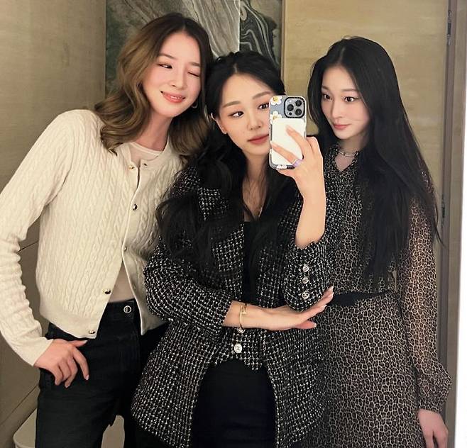 [서울=뉴시스] 왼쪽부터 모델 아이린, DL그룹 오너일가 4세 이주영, 정유경 신세계 회장의 장녀이자 혼성 그룹 '올데이 프로젝트' 멤버인 애니(본명 문서윤). (사진=이주영 인스타그램) 2025.07.07 photo@newsis.com *재판매 및 DB 금지