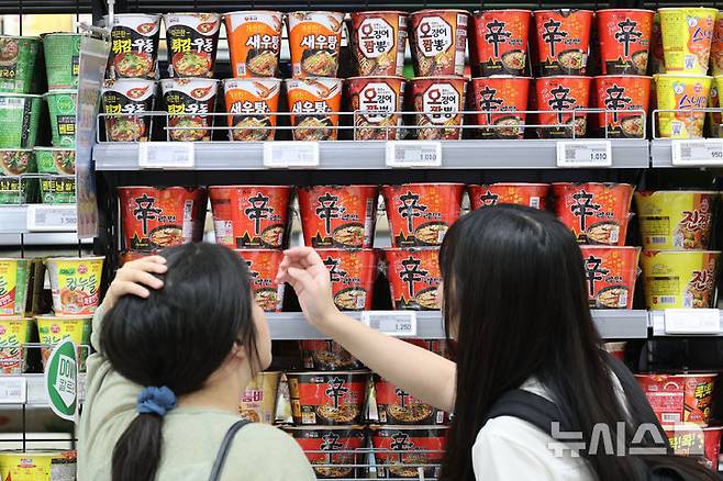 [서울=뉴시스] 권창회 기자 = 농림축산식품부가 식품·유통업계와 함께 여름철 장바구니 부담을 덜기 위한 가공식품 물가 안정 대책을 추진한다. 특히 라면·빵·음료·김치 등 가격 체감도가 높은 품목의 경우, 7~8월 중 전국 대형마트와 편의점에서 최대 50% 할인된 가격으로 구매할 수 있다. 사진은 7일 서울 시내 대형마트에서 고객들이 라면을 살펴보는 모습. 2025.07.07. kch0523@newsis.com