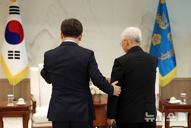 [서울=뉴시스] 고범준 기자 = 이재명 대통령이 7일 서울 용산 대통령실 청사에서 유흥식 추기경을 접견, 안내하고 있다. (대통령실통신사진기자단) 2025.07.07. bjko@newsis.com