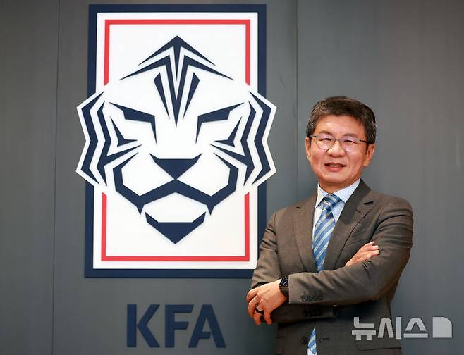 [서울=뉴시스] 이영환 기자 = 정몽규 대한축구협회 회장이 지난 3일 서울 종로구 축구회관 집무실에서 뉴시스와 인터뷰에 앞서 포즈를 취하고 있다. 2025.07.04. 20hwan@newsis.com