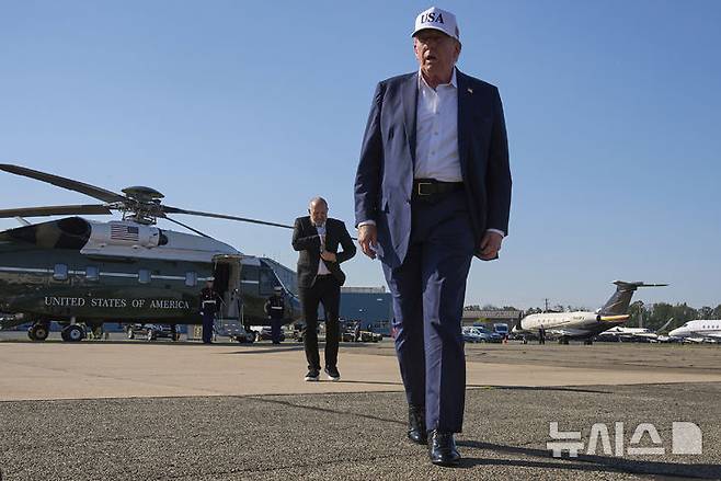 [모리스타운=AP/뉴시스] 도널드 트럼프 미국 대통령이 6일(현지 시간) 뉴저지 모리스타운 공항에서 전용기에 오르기 전 취재진과 약식 기자회견 하고 있다. 트럼프 대통령은 이번 주 하마스와 가자지구 휴전 협상이 타결될 수 있다고 기대했다. 2025.07.07.