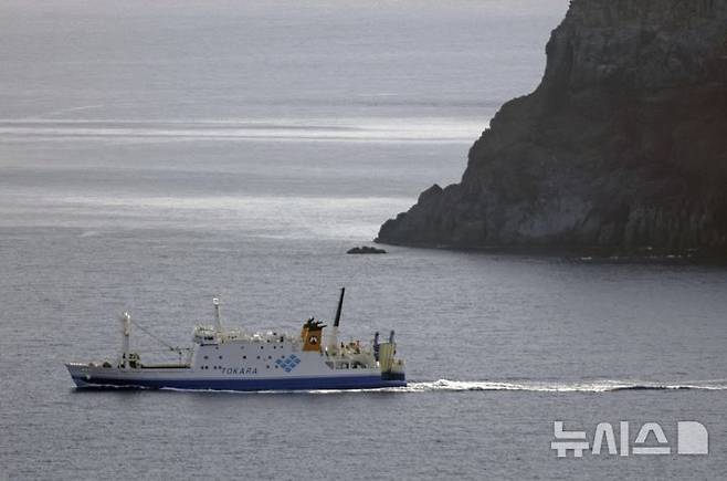 [아쿠세키지마=AP/뉴시스] 약 2주 간 소규모 지진이 잇따라 발생하고 있는 일본 도카라(吐噶喇) 열도 인근 해역에서 7일에도 규모 5.1의 지진이 발생했다. 사진은 지난 4일 도카라 열도아쿠세키지마에서 피난 희망자를 태운 선박이 출항하고 있는 모습. 2025.07.07.