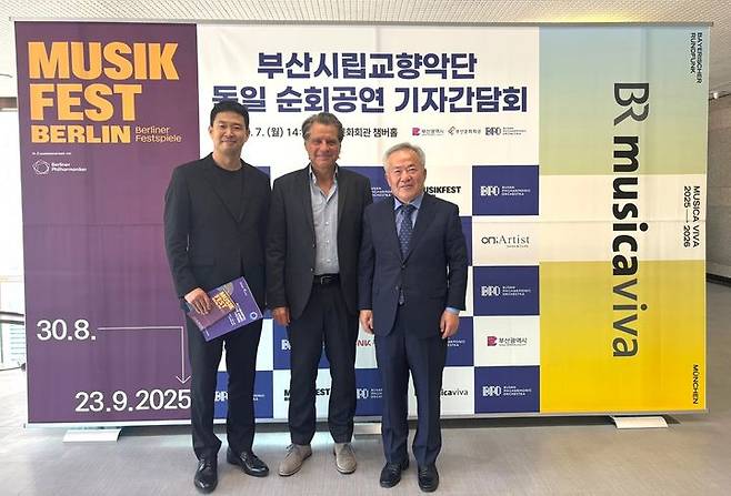 [부산=뉴시스] 7일 부산문화회관 챔버홀에서 열린 '부산시향 독일 순회공연 기자간담회'에서 홍석원(왼쪽) 부산시향 예술감독, 빈리히 호프 예술감독, 차재근 부산문화회관 대표가 기념 사진을 찍고 있다. (사진=부산문화회관 제공) 2025.07.07. photo@newsis.com *재판매 및 DB 금지