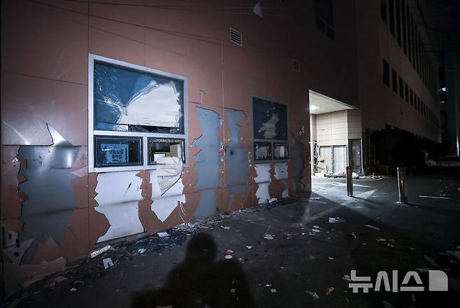 [서울=뉴시스] 정병혁 기자 = 윤석열 대통령의 구속영장이 발부된 지난 1월19일 서울 마포구 서울서부지방법원의 유리창이 윤 대통령 지지자들에 의해 파손되어 있다. 2025.01.19 jhope@newsis.com