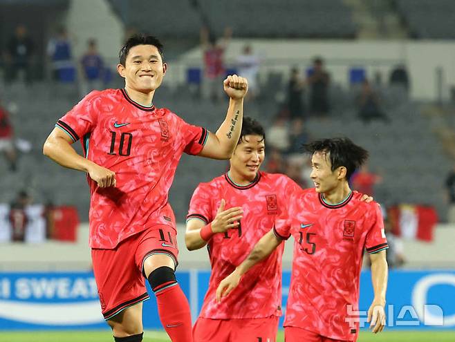 [용인=뉴시스] 박주성 기자 = 7일 경기 용인 미르스타디움에서 열린 2025 EAFF(동아시아축구연맹) E-1 챔피언십(동아시안컵) 한국 대 중국과 경기, 대한민국 이동경이 선취골을 넣고 기뻐하고 있다. 2025.07.07. park7691@newsis.com