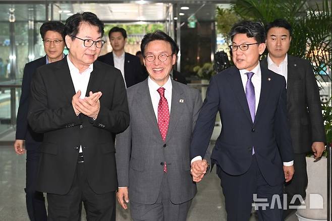 [서울=뉴시스] 정부청사 사진기자단 = 김민석 국무총리가 7일 오후 서울 종로구 정부서울청사 별관 국정기획위원회에 이한주(왼쪽) 국정기획위원장, 진성준(오른쪽) 국정기획위 부위원장과 들어서고 있다. 2025.07.07. photo@newsis.com