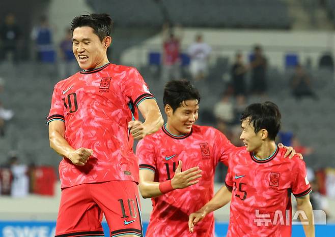 [용인=뉴시스] 박주성 기자 = 7일 경기 용인 미르스타디움에서 열린 2025 EAFF(동아시아축구연맹) E-1 챔피언십(동아시안컵) 한국 대 중국과 경기에서 한국 이동경이 선취골을 넣고 기뻐하고 있다. 2025.07.07. park7691@newsis.com