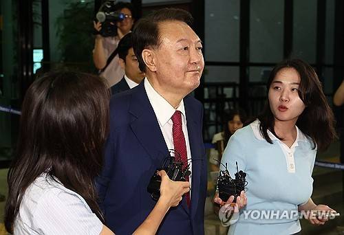 조사 마친 윤석열 전 대통령 윤석열 전 대통령이 5일 내란 특검 2차 조사를 마치고 조은석 특별검사팀 사무실이 있는 서울 서초구 서울고검을 나서고 있다. 2025.7.6 [연합뉴스 자료사진]