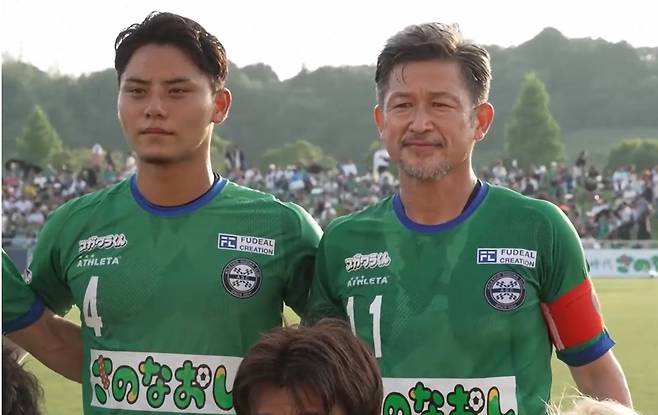 58세 130일 최고령 출전 기록을 쓴 미우라(오른쪽/SNTV 캡처)