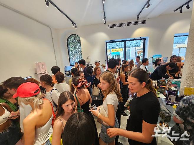 밀라노 'K-Vibe from Seoul' 팝업 전시장을 찾은 현지 인플루언서들. 권민철 기자
