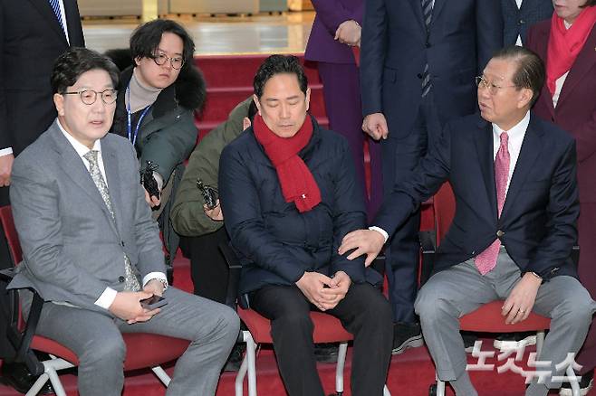 마은혁 헌법재판관 임명에 반대하며 단식농성을 하고 있던 박수영 의원 모습. 윤창원 기자