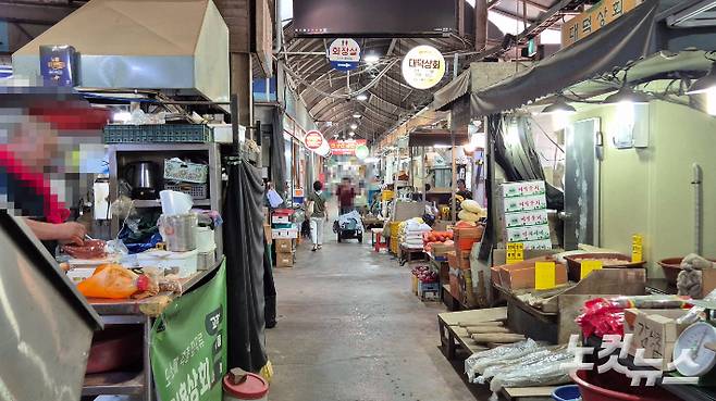 7일 오후 12시쯤 대구 북구 칠성시정 상인들이 폭염에도 영업을 이어가고 있다. 곽재화 기자