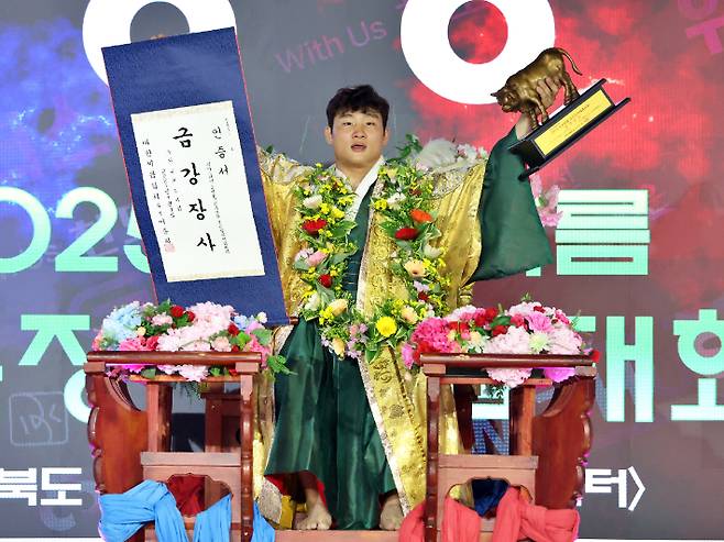 7일 충북 보은군 보은국민체육센터에서 열린 '위더스제약 2025 민속씨름 보은장사씨름대회'에서 금강장사(90kg이하)에 등극한 김기수(수원특례시청)가 장사인증서와 황소트로피를 들고 기념 촬영하고 있다. 대한씨름협회