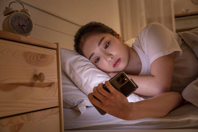 숙면을 위해선 자기 직전 스마트폰을 보는 것은 피하는 게 좋다. 사진은 기사의 특정 사실과 관련 없음. 이미지투데이
