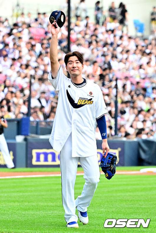 [OSEN=잠실, 지형준 기자] 6일 오후 서울 잠실구장에서 ‘2025 신한 SOL Bank KBO리그’ 두산 베어스와 KT 위즈의 경기가 열렸다.두산은 최승용, KT는 엔마누엘 데 헤이수스를 선발로 내세웠다.두산은 이날 2024시즌을 끝으로 은퇴를 선언한 김재호의 은퇴식을 개최한다. 은퇴식 테마는 ‘베어스 올타임 No.1 유격수 김재호’이다. 김재호는 은퇴선수 특별 엔트리를 통해 1군 엔트리에도 이름을 올렸다.&nbsp;1회초 2사에서 김재호가 교체되며 팬들에게 인사를 하고 있다. 2025.07.05 /jpnews@osen.co.kr