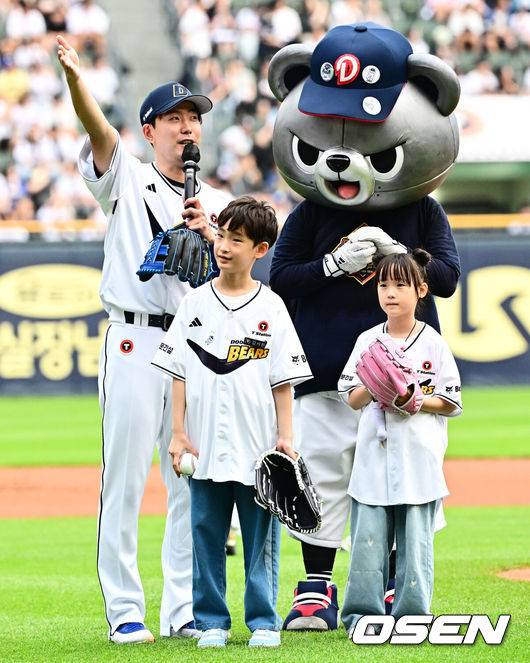 [OSEN=잠실, 지형준 기자] 6일 오후 서울 잠실구장에서 ‘2025 신한 SOL Bank KBO리그’ 두산 베어스와 KT 위즈의 경기가 열렸다.두산은 최승용, KT는 엔마누엘 데 헤이수스를 선발로 내세웠다.두산은 이날 2024시즌을 끝으로 은퇴를 선언한 김재호의 은퇴식을 개최한다. 은퇴식 테마는 ‘베어스 올타임 No.1 유격수 김재호’이다. 김재호는 은퇴선수 특별 엔트리를 통해 1군 엔트리에도 이름을 올렸다.&nbsp;김재호가 경기에 앞서 가족들과 시구, 시타를 하며 인사를 하고 있다. 2025.07.05 /jpnews@osen.co.kr