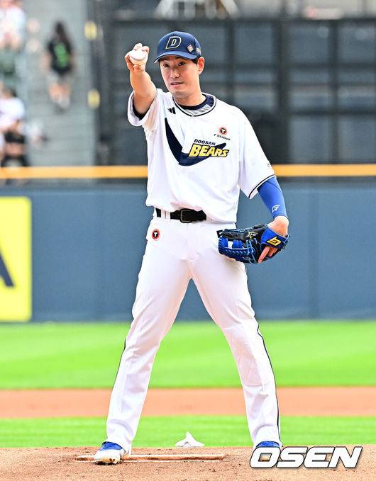 [OSEN=잠실, 지형준 기자] 6일 오후 서울 잠실구장에서 ‘2025 신한 SOL Bank KBO리그’ 두산 베어스와 KT 위즈의 경기가 열렸다.두산은 최승용, KT는 엔마누엘 데 헤이수스를 선발로 내세웠다.두산은 이날 2024시즌을 끝으로 은퇴를 선언한 김재호의 은퇴식을 개최한다. 은퇴식 테마는 ‘베어스 올타임 No.1 유격수 김재호’이다. 김재호는 은퇴선수 특별 엔트리를 통해 1군 엔트리에도 이름을 올렸다.&nbsp;김재호가 시구를 하고 있다. 2025.07.05 /jpnews@osen.co.kr