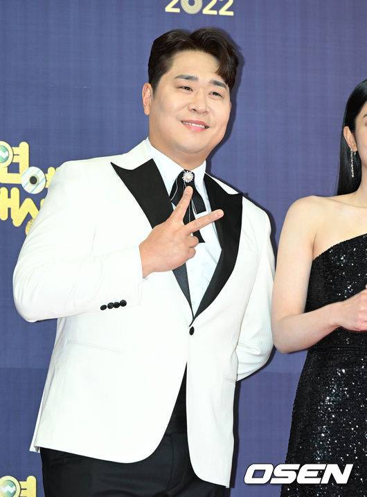 [OSEN=조은정 기자]24일 오후 서울 영등포구 KBS홀에서 2022 KBS 연예대상이 열렸다.방송인 문세윤이 포즈를 취하고 있다. 2022.12.24 /cej@osen.co.kr