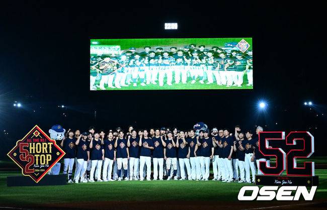 [OSEN=잠실, 지형준 기자] ‘천재 유격수’ 김재호의 은퇴식을 맞아 왕조의 주역들이 깨어났다.&nbsp;프로야구 두산 베어스는 6일 서울 잠실구장에서 열린 2025 신한 SOL뱅크 KBO리그 KT 위즈와의 시즌 12차전에서 8-7&nbsp;역전승을 거뒀다.&nbsp;두산은 2연승을 달리며 주말 3연전을 위닝시리즈로 장식했다. 시즌 34승 3무 48패. 반면 2연패에 빠진 KT는 43승 3무 40패가 됐다.&nbsp;경기를 마치고 2024시즌을 끝으로 은퇴를 선언한 김재호의 은퇴식을 개최했다. 은퇴식 테마는 ‘베어스 올타임 No.1 유격수 김재호’이다. 김재호는 은퇴선수 특별 엔트리를 통해 1군 엔트리에도 이름을 올렸다.&nbsp;김재호가 두산 선수단과 기념 촬영을 하고 있다. 2025.07.05 /jpnews@osen.co.kr