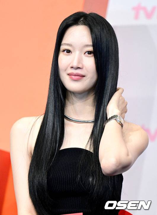 [OSEN=최규한 기자] 1일 오후 서울 신도림동 더링크서울 트리뷰트 포트폴리오 호텔에서 tvN 새 토일드라마 ‘서초동’ 제작발표회가 열렸다.‘서초동’은 매일 서초동 법조타운으로 출근하는 어쏘 변호사(법무법인에 고용되어 월급을 받는 변호사) 5인방의 희로애락 성장기를 담아내는 드라마다.배우 문가영이 취재진의 질문을 듣고 있다. 2025.07.01 / dreamer@osen.co.kr