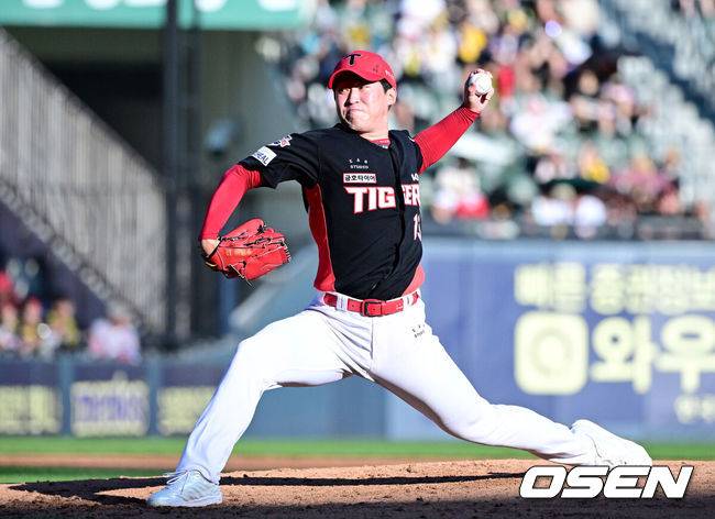 [OSEN=잠실, 최규한 기자] 29일 서울 잠실야구장에서 ‘2025 신한 SOL Bank KBO리그’ LG 트윈스와 KIA 타이거즈의 경기가 열렸다.홈팀 LG는 요니 치리노스, 방문팀 KIA는 윤영철을 선발로 내세웠다.4회말 KIA 선발 윤영철이 힘차게 공을 뿌리고 있다. 2025.06.29 / dreamer@osen.co.kr