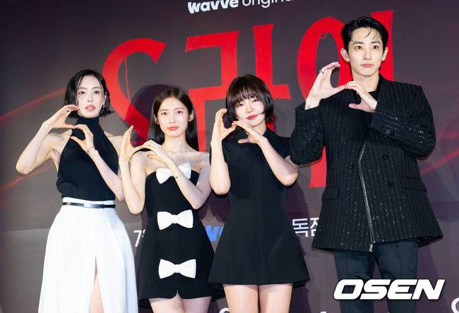 [OSEN=김성락 기자] 7일 오후 서울 용산구 한강대로 CGV 용산아이파크몰에서 영화 웨이브 오리지널 ‘S라인’ 언론시사회 및 제작발표회가 열렸다. 드라마 ‘S라인’은 성적 관계를 맺은 사람들 사이에 연결된 붉은 선, 일명 S라인이 보이기 시작하면서 감춰졌던 진실과 금지된 욕망이 드러나는 판타지 스릴러다.배우 이다희, 아린, 이은샘, 이수혁이 포토타임을 갖고 있다. 2025.07.07 / ksl0919@osen.co.kr