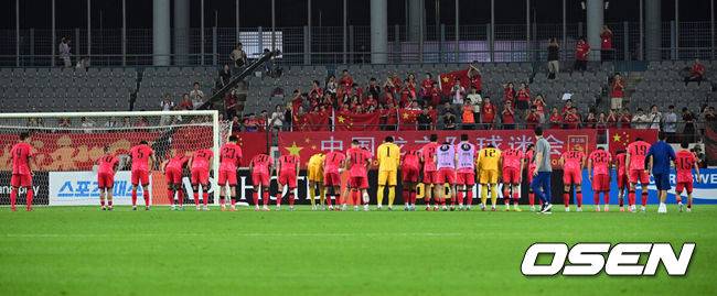 [OSEN=용인, 조은정 기자]2025년에도 '공한증'은 이어진다. 홍명보호가 무더위를 뚫고 시원한 대승을 거뒀다.&nbsp;홍명보 감독이 이끄는&nbsp;대한민국 축구대표팀은&nbsp;7일 오후 8시 용인 미르스타디움에서 열린&nbsp;2025&nbsp;동아시아축구연맹(EAFF) E-1 챔피언십(동아시안컵) 개막전에서 중국을 3-0으로 꺾었다.경기 종료 후 한국 축구 대표팀이 중국 관중석을 향해 인사하고 있다. 2025.07.07 /cej@osen.co.kr