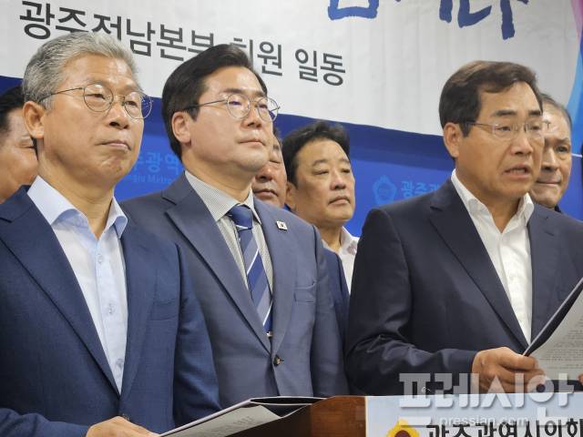 ▲7일 광주시의회에서 국민주권전국회의 광주전남본부의 박찬대 지지선언에서 서대석 전 광주 서구청장과 이병석 전 농림수산부 차관이 대표 지지 발언을 하고 있다.2025.07.07ⓒ프레시안(김보현)