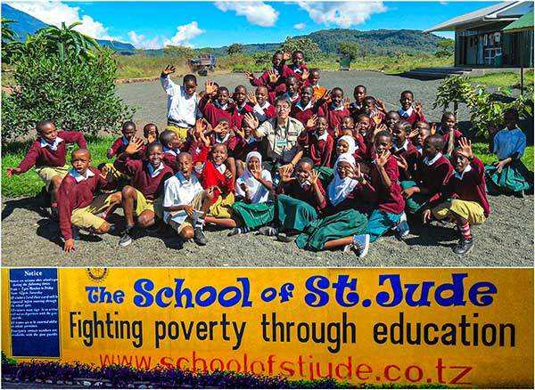 아프리카 어린이들. (위) 아루샤국립공원으로 소풍 나온 초등학생들에게 코리아에서 왔다고 하니 다들 요란하게 함성을 지르며 포즈를 잡아 준다. (아래) 아루샤의 초등학교 담벼락에 '가난에서 벗어나려면 배워야 한다'고 적혀 있다.