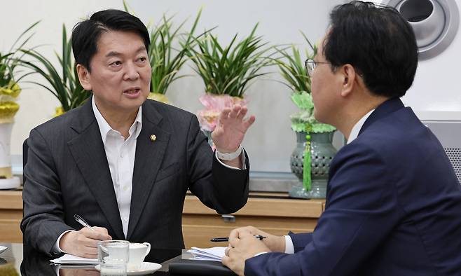 송언석(오른쪽) 국민의힘 비대위원장과 안철수 혁신위원장이 2일 서울 여의도 국회 국민의힘 원내대표실에서 만나 면담을 하고 있다. 공동취재