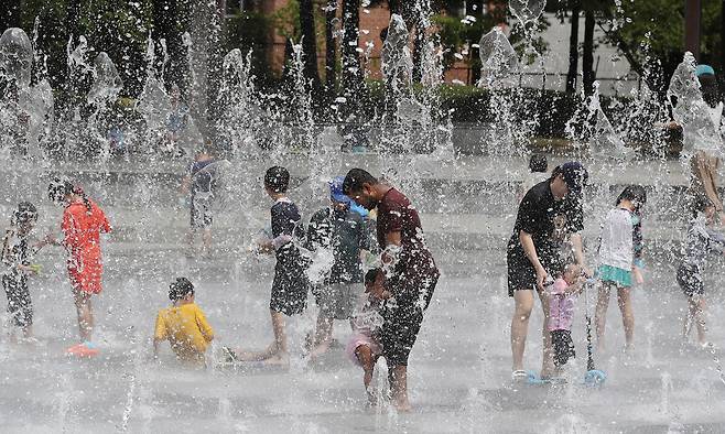지난 6일 오후 대구 달서구 와룡공원 바닥분수에서 시민들이 물놀이를 즐기며 무더위를 식히고 있다. 뉴스1
