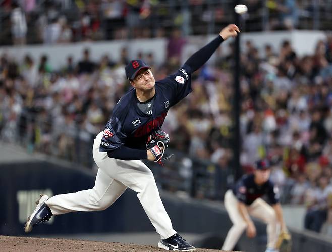 6일 광주기아챔피언스필드에서 열린 프로야구 롯데 자이언츠와 KIA 타이거즈의 경기. 롯데 선발투수 데이비슨이 5회에 투구하고 있다. 연합뉴스