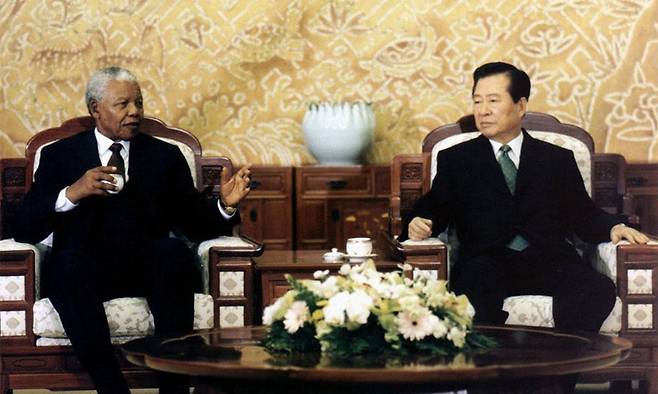 2001년 3월 김대중 대통령의 초청으로 방한한&nbsp;넬슨 만델라 전 남아공 대통령(왼쪽)이 청와대에서 김 대통령과 만나 대화를 나누고 있다. 대통령기록관 제공