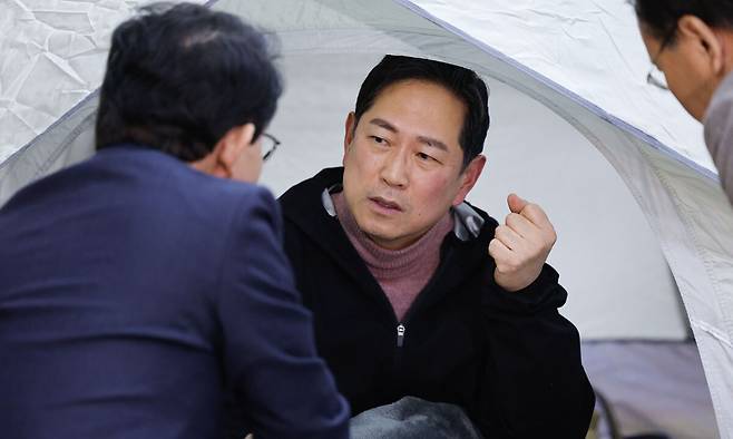 국민의힘 박수영 의원이 마은혁 당시 헌법재판관 후보자 임명에 반대하며 무기한 단식 농성 3일째에 돌입한 지난 3월4일 서울 여의도 국회 로텐더홀 박 의원 단식장을 격려 방문한 김상훈 당시 정책위의장과 대화하고 있다. 뉴스1
