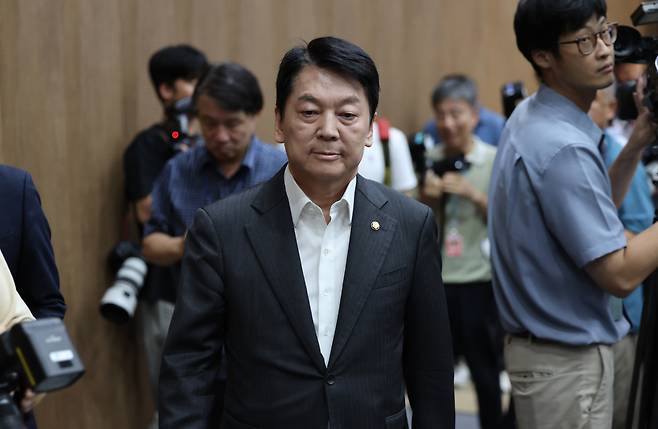 혁신위원장직 박차고… 국민의힘 안철수 의원이 7일 서울 여의도 국회 소통관에서 혁신위원장직 사퇴와 당대표 선거 출마 배경을 설명하는 기자회견을 마친 뒤 자리를 떠나고 있다.&nbsp; 허정호 선임기자