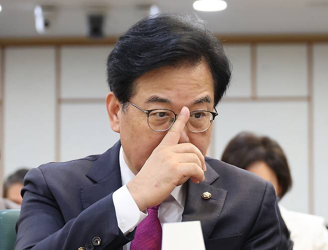 7일 서울 여의도 국회 의원회관에서 열린 지속가능한 AI 데이터센터 구축전략 세미나에서 국민의힘 송언석 비상대책위원장 겸 원내대표가 김정재 정책위의장과 대화하며 안경을 고쳐쓰고 있다.&nbsp; &nbsp;연합뉴스