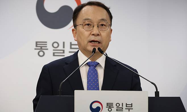 구병삼 통일부 대변인이 7일 서울 종로구 정부서울청사에서 현안 관련 정례브리핑을 하고 있다. 구병삼 대변인은 표류한 북한 주민들 송환 관련 질문에 "동해와 서해상에서 구조된 북한 주민 6명 모두 북한으로 귀환을 적극 희망하고 있는 만큼 인도주의적 견지에서 조속하고 안전하게 이들을 송환한다는 것이 정부의 입장"이라고 밝혔다. 뉴시스