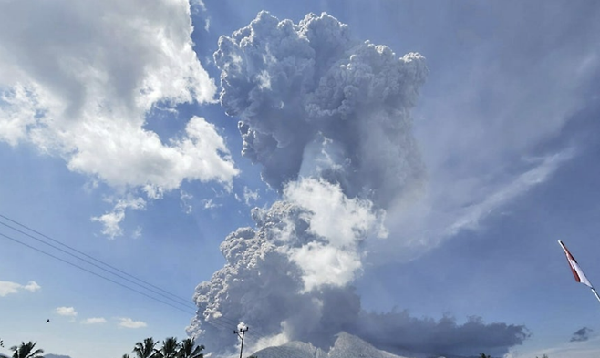 7일(현지시간) 인도네시아 동부 소순다 열도 플로레스섬에 있는 르워토비 라키라키 화산이 분화, 상공 높이 화산재와 가스를 뿜어내고 있다. AP=연합뉴스