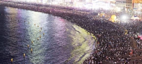 낮만큼 더운 밤… 더 붐빈 광안리 - 지난 5일 밤 부산 수영구 광안리해수욕장이 열대야를 피하기 위해 나온 시민들과 관광객들로 북적이고 있다. 절기상 본격적인 더위가 시작되는 ‘소서’인 7일에도 전국 대부분 지역에서 체감온도가 33도 이상 오르는 더위가 이어지겠다. 부산 뉴시스