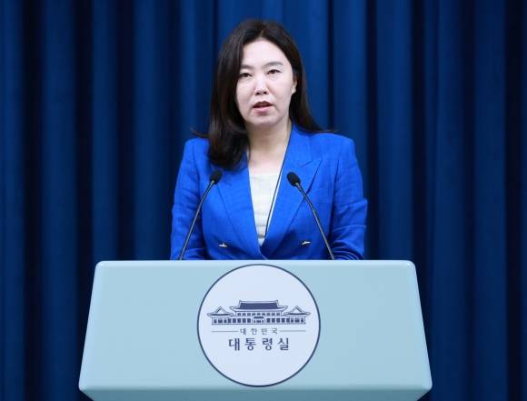 강유정 대변인이 4일 서울 용산 대통령실 청사에서 국무총리 등 임명장 및 위촉장 수여식 관련 브리핑을 하고 있다. 2025.07.04. 뉴시스