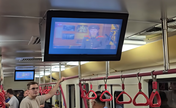 2024년 11월 북한을 방문한 러시아 관광객이 촬영한 평양 지하철 내부 모습. 유튜브 채널 ‘PoletMe Aviation Videos’ 캡처