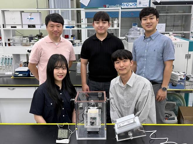 아주대-생기원 공동연구팀(뒷줄 왼쪽부터 시계 방향으로 아주대 윤태광 교수, KAIST 김동연 연구원, 생기원 윤기로 박사, 아주대 이용균 연구원, 한양대 이지현 연구원). 아주대 제공