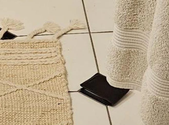 미국의 한 온라인 커뮤니티에 “48시간 동안 찾지 못한 지갑이 욕실 바닥에서 발견됐다”는 사연이 올라와 화제를 모으고 있다. 레딧 캡처