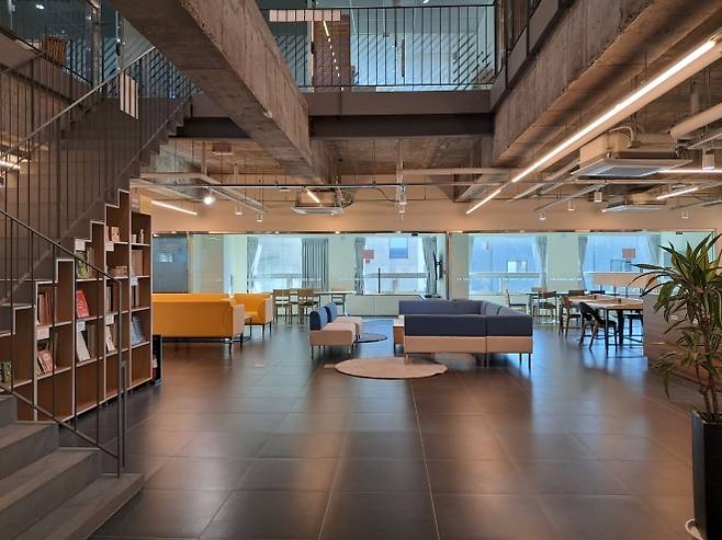 제주도가 유치원·어린이집 여름방학동안 공무원의 자녀 돌봄공백을 메워주기 위해 제주시 관덕로에 위치한 제주소통협력센터에서 ‘어나더+ 아이함께’ 사업을 시범 운영한다. 제주도 제공