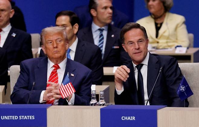 도널드 트럼프 미국 대통령(왼쪽)과 마크 루터 나토 사무총장이 지난 6월 25일 네덜란드 헤이그에서 열린 NATO 정상회담에 참석했다. 로이터 연합뉴스