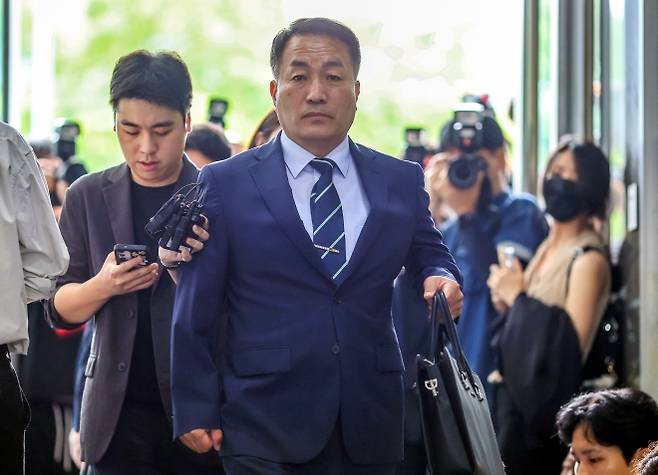 김계환(가운데) 전 해병대 사령관이 채해병 사건 수사방해 의혹 등과 관련한 조사를 받기 위해 7일 서울 서초구 채해병 특검 사무실로 향하고 있다.  연합뉴스