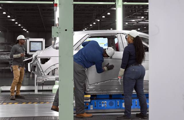 미국 조지아주 엘라벨에 현대자동차가 3월 준공한 현대차그룹메타플랜트아메리카(HMGMA)의 차체 공장에서 직원들이 작업을 하고 있다. 사진제공=현대차