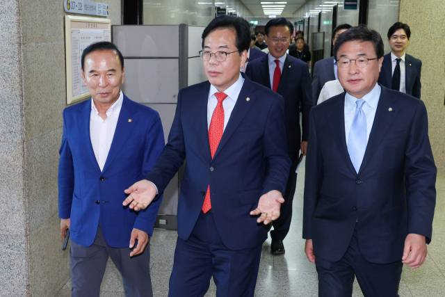 송언석 국민의힘 비상대책위원장 겸 원내대표(가운데)와 박덕흠(왼쪽)·김대식 비대위원이 1일 오후 서울 여의도 국회에서 비공개로 열린 비상대책위원회의에 입장하고 있다. 뉴스1